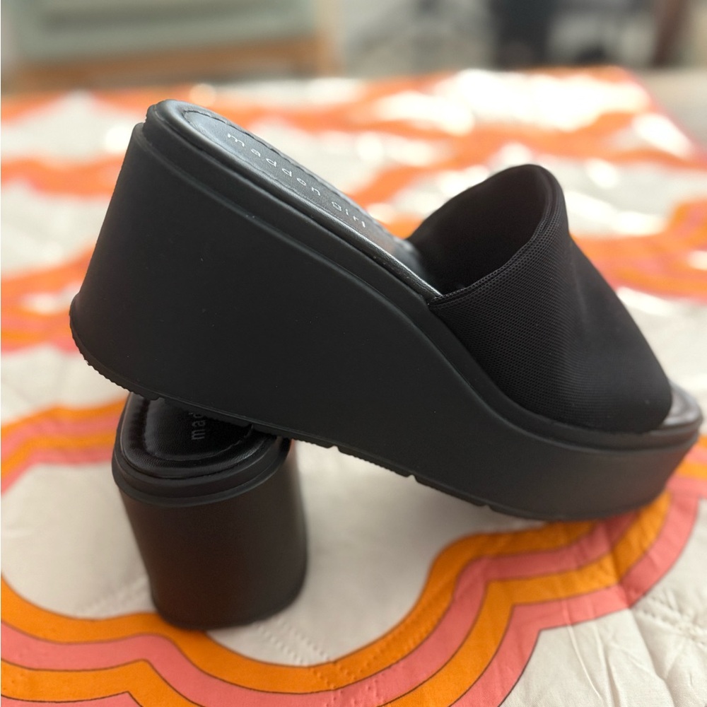 Steve Madden Women 90s Platform Black Sandals- Soft Insoles- Size 8.5